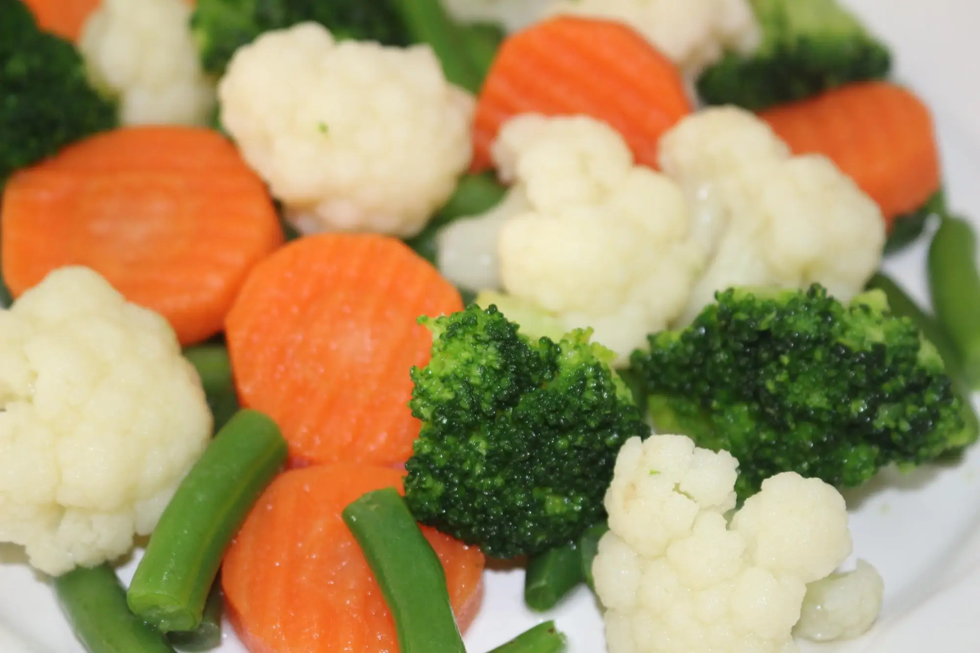 Приготовление вареных овощей. Брокколи и цветная капуста. Ассорти брокколи цветная капуста морковь. Овощи на пару. Вареные овощи.