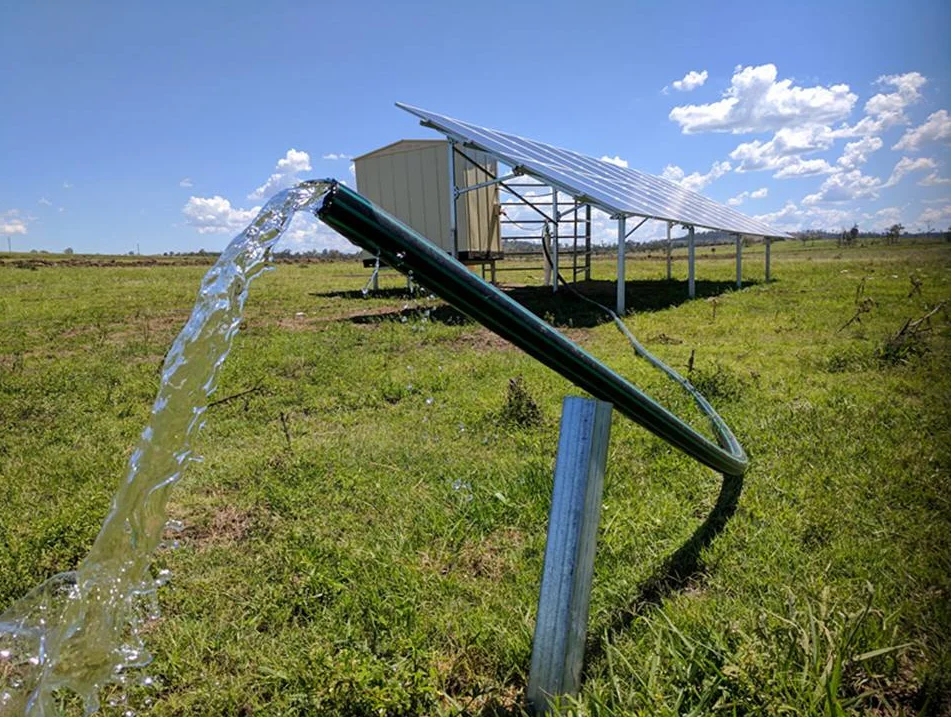农用野外太阳能抽水泵图片