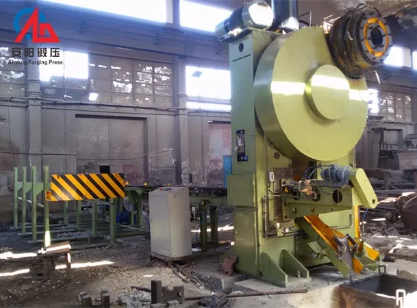 Hydraulic press cutting machine for metal cutting