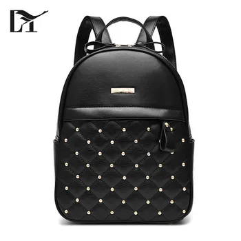 mochila negra tachuelas