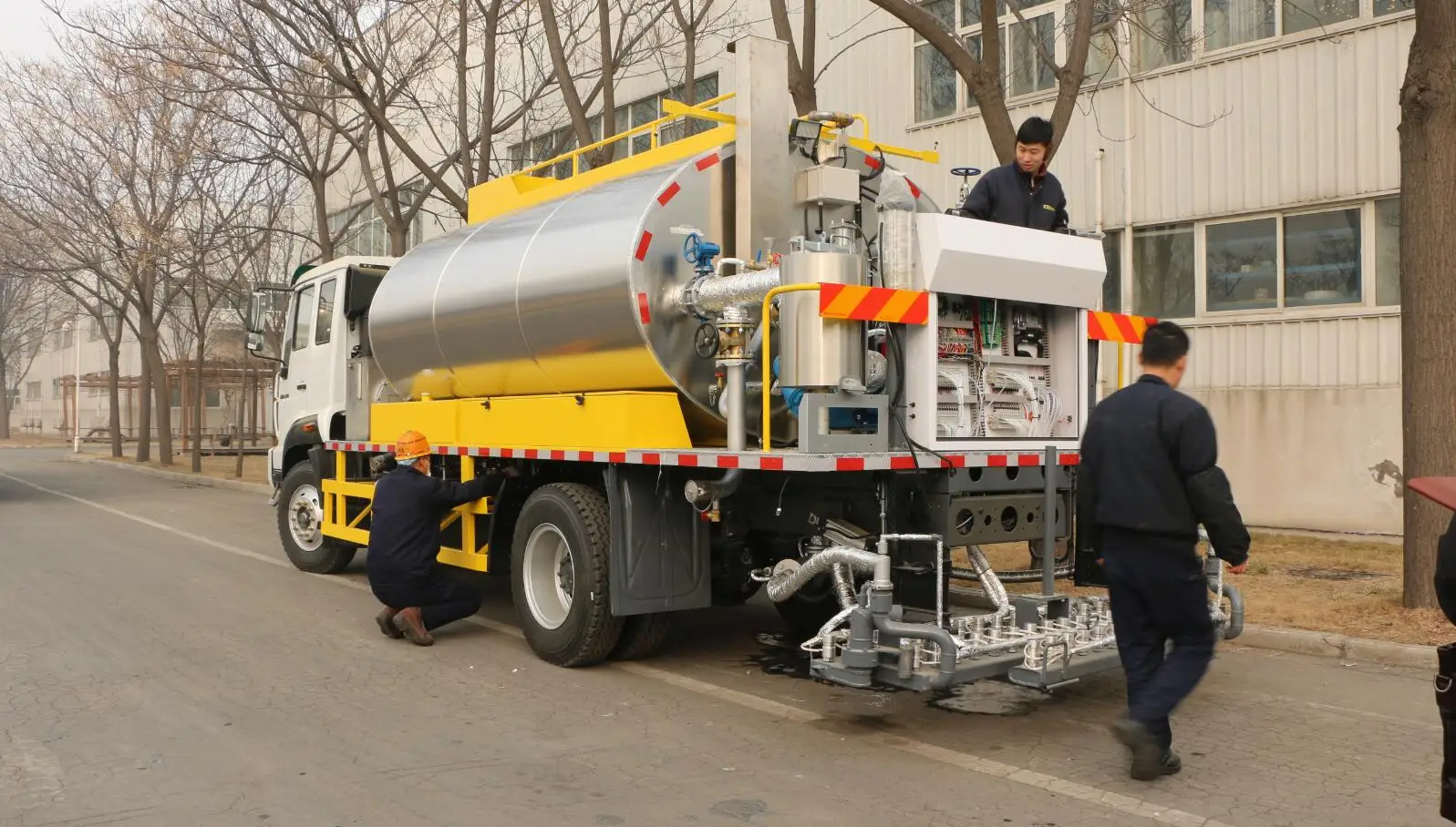 High Productivity Asphalt Distributor Truck Chip Spreader ...