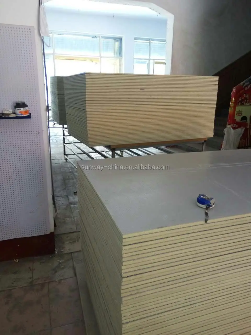 Tile Backer Board With Strong Impact Resistance And Curbsfiberglass