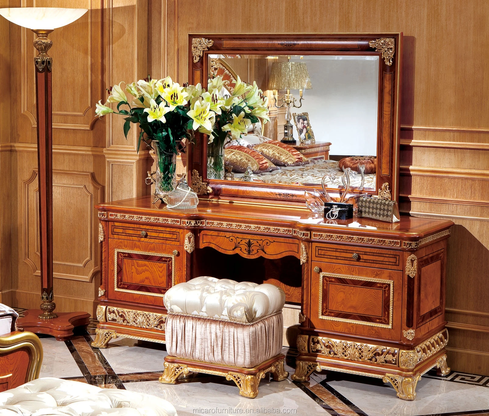 Antique Luxury Italian Classic Solid Wood Bedroom Furniture Set Buy Solid Wood Bedroom 1042