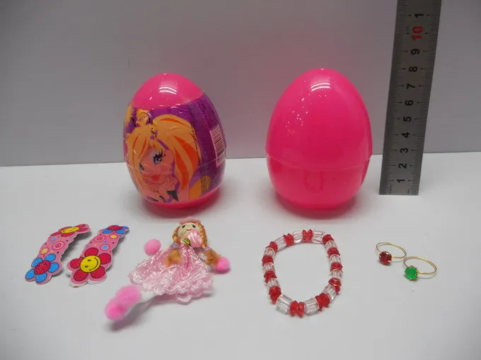Пластиковые сюрприз. Карамель в пластиковом яйце с игрушкой.