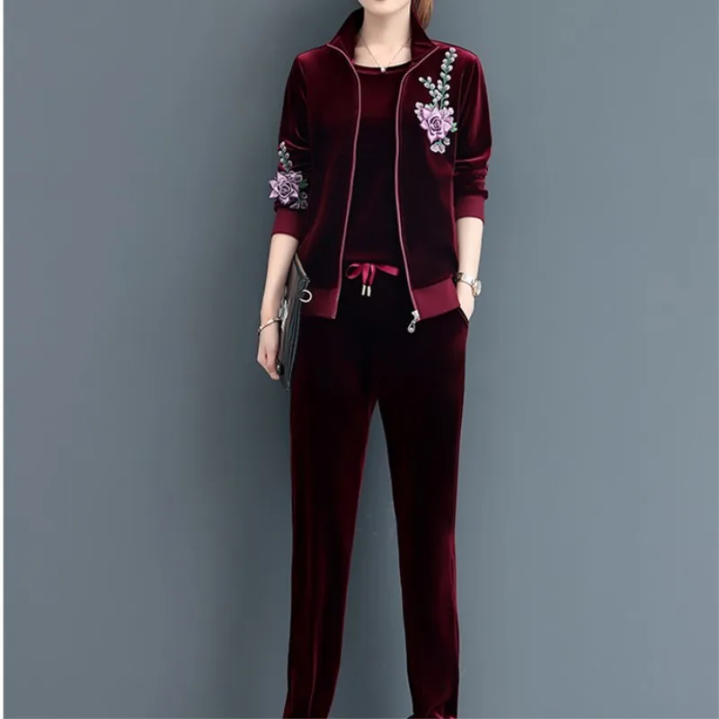 woman sport tracksuit 2.jpg