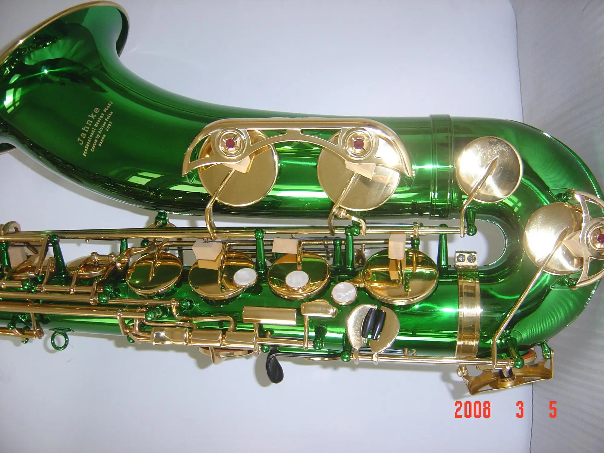 Зеленый саксофон. Саксофон зеленый. Китайский саксофон. Саксофон ювелирные изделия. Саксофон зеленый фото.