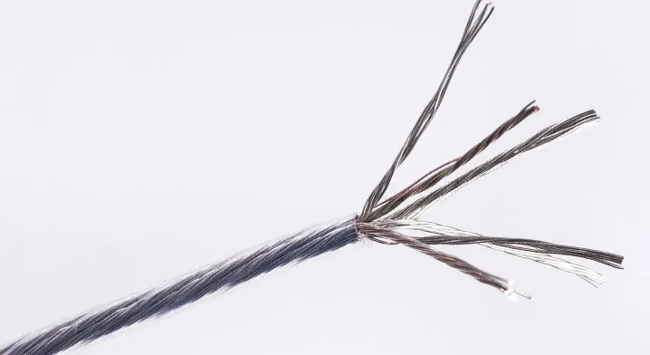 черный провод с белой полоской. колонки красный и черный провод. красный провод с черной полосой это. провод с полоской. провод с полоской.