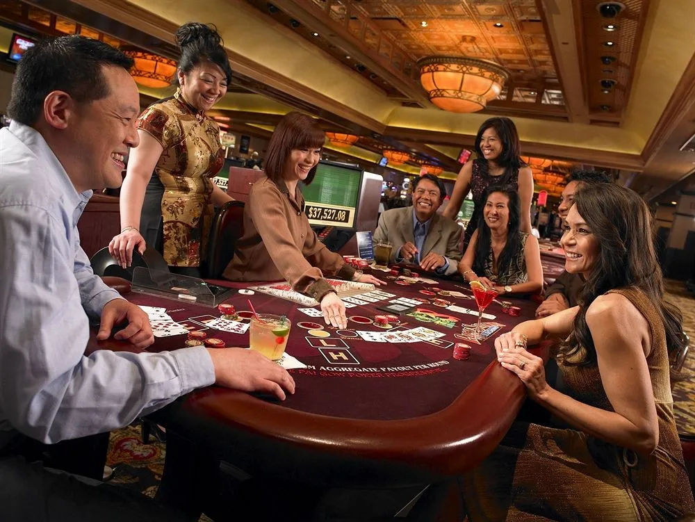 Friends casino 123. Лас Вегас казино Империя Веласкес. Гости казино. Казино изнутри с людьми. Фишки казино.