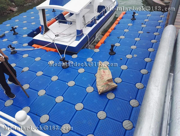 Modular floating pontoon dock