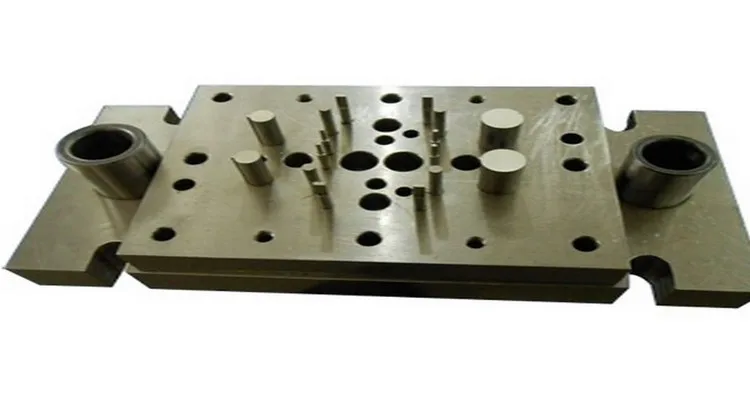 热销压力机成型工具冲压模具,复合金属冲压模具, 一种钢滑门铰链冲压