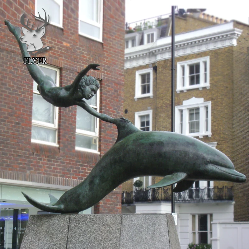 Статуи дельфинов