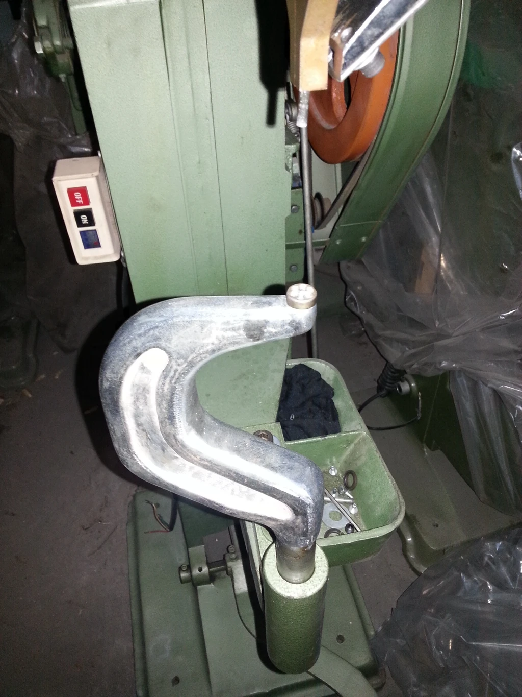 Cd Ice Skate H Type Auto Feed Riveting Machine For Skateboard Shoes