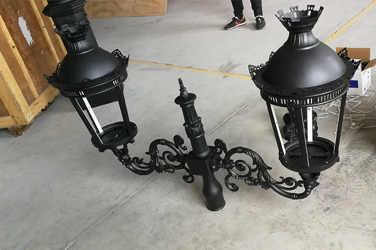 Customized Outdoor classic European Style Waterproof LED Garden Light Antique Street Light and Poles aluminum garden lamp post