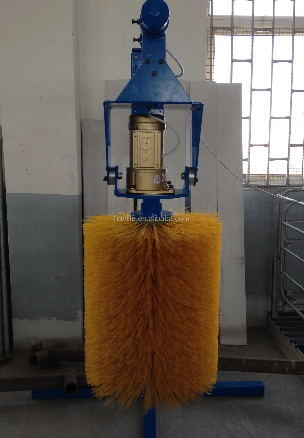 High Quality Auto Cow Cattle Scratching Body Brush With Electric Motor