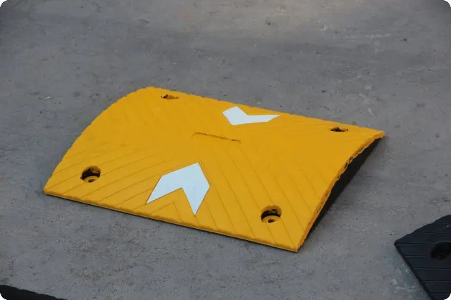 Removable Driveway 50mm And 75mm Height Road Arrow Rubber Speed Hump ...