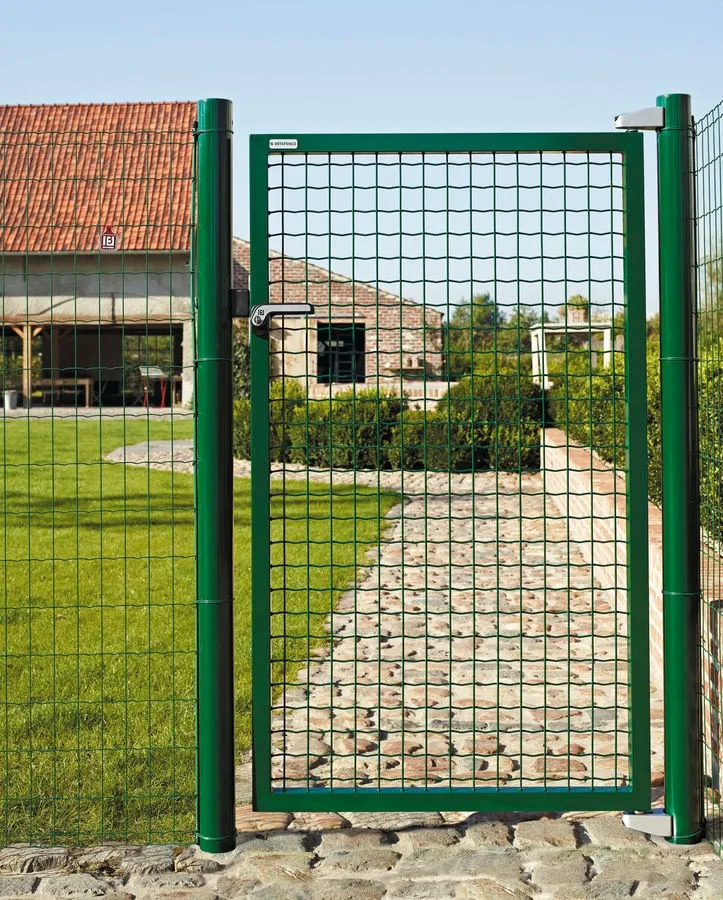 Забор из квадратной сетки фото