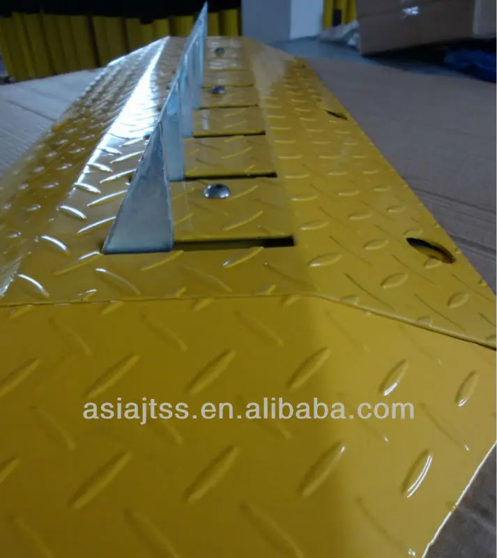 One-way Yellow Metal Speed Bump traffic Spike Barrier Tyre Killer for highway