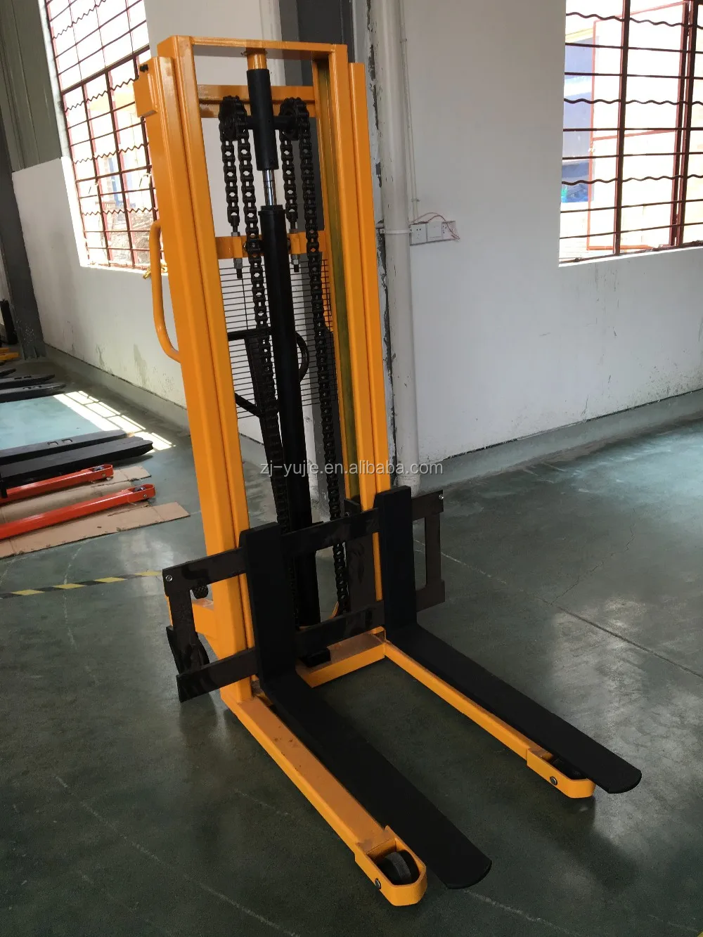 Cheap 2000kg Hand Manual Forklift Prices For Sale Manual Stacker Hand