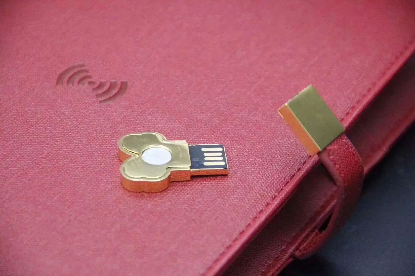 wireless charger usb lock