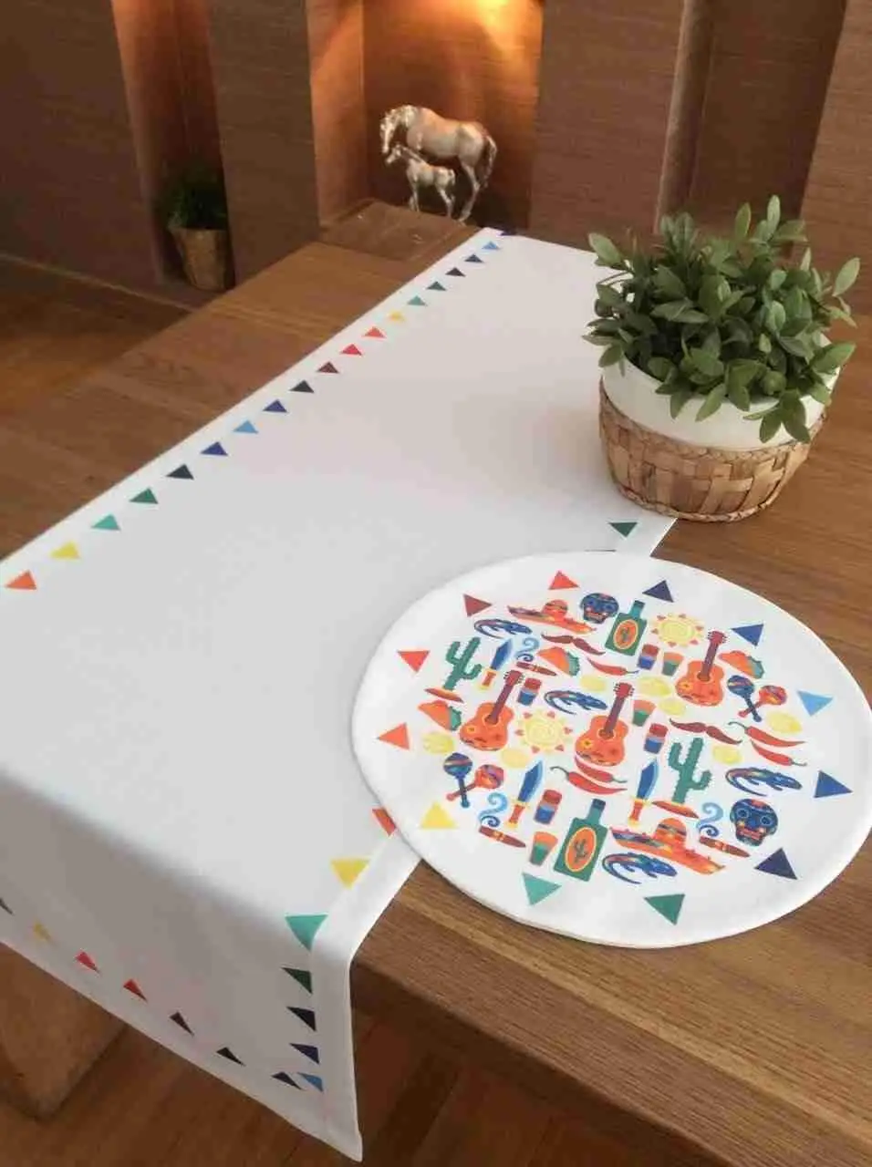 TekgulDesign Amigos Placemats,%100 Polyester, Handmade, Diameter: 35cm (14”), Crease Resistant and Stain-Proof Fabric, Modern and Colorful Ultra HD Graphics.