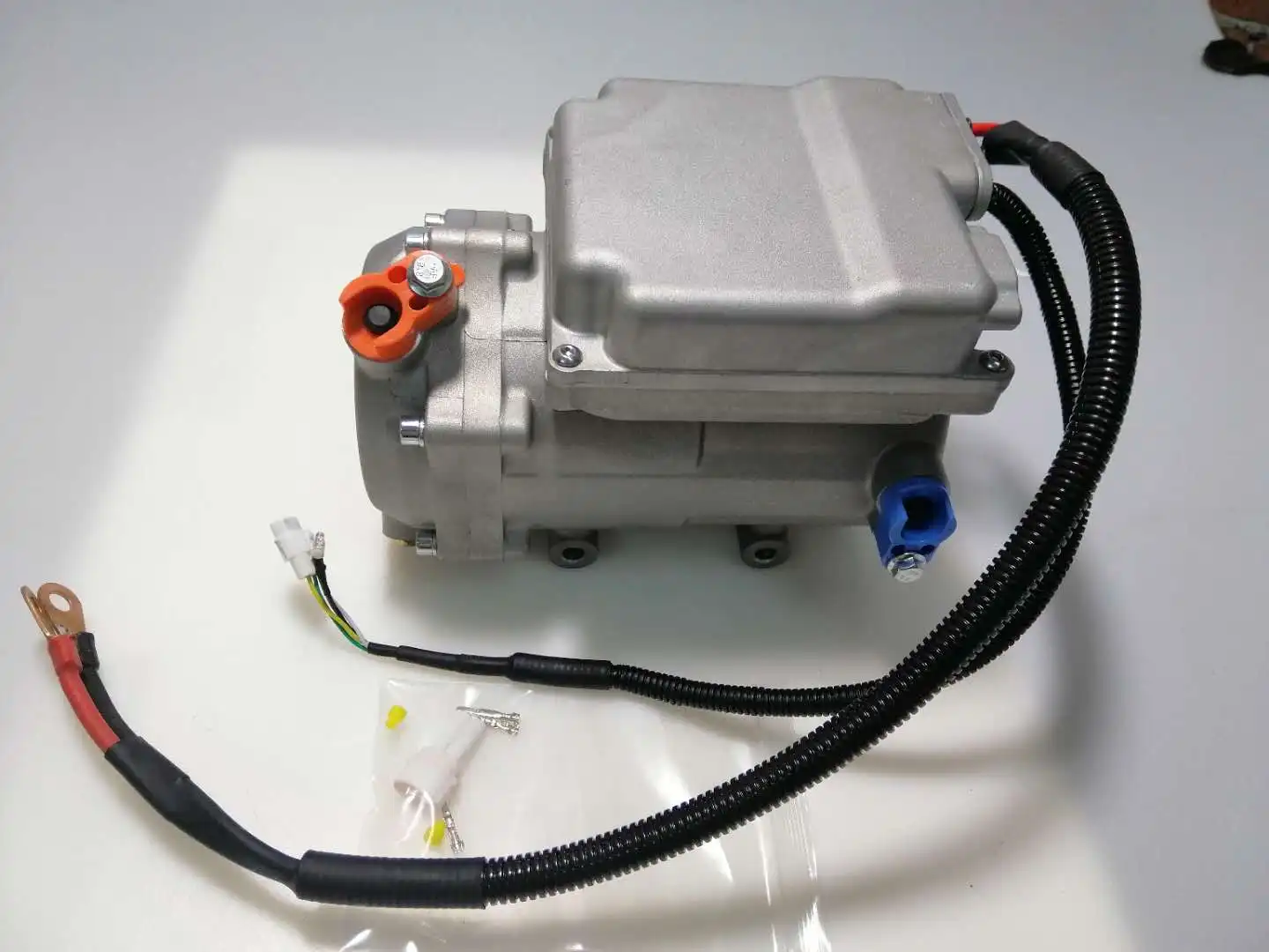 适用于冷藏车和运输车辆的 12 v/24 v 集成设计 r404a 电动交流压缩机