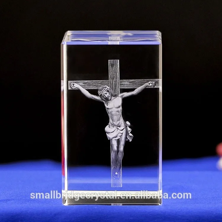 Religieus kruisbeeld van Sint-Jezus, gegraveerd in 3D-kristal als souvenirgeschenk.