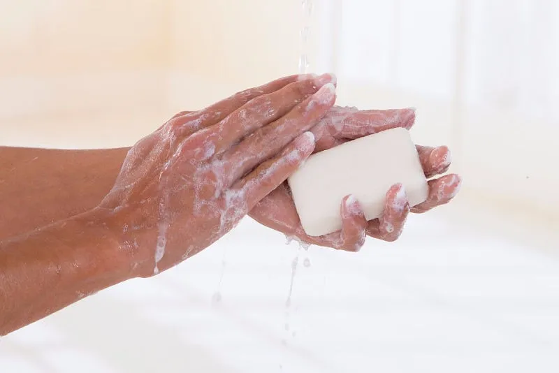 Можно ли мыть волосы жидким мылом для рук в руки