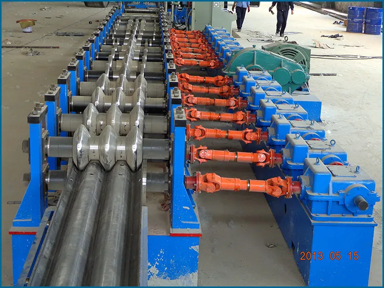 Two waves high road way guard rail roll forming machine