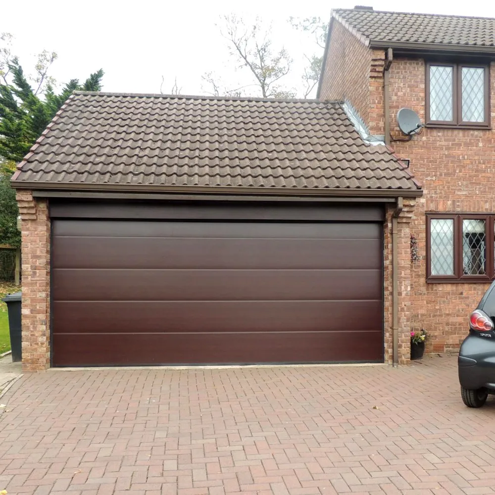 Въезд в гараж сбоку от дома