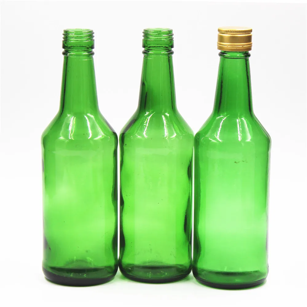 Бутылки зеленого цвета. Стеклянная бутылка. Бутылка зеленая стеклянная. В бутылке зеленый. Вода в зеленой стеклянной бутылке.