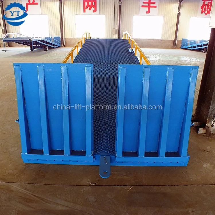 La descarga de contenedores de equipos/carretilla elevadora de