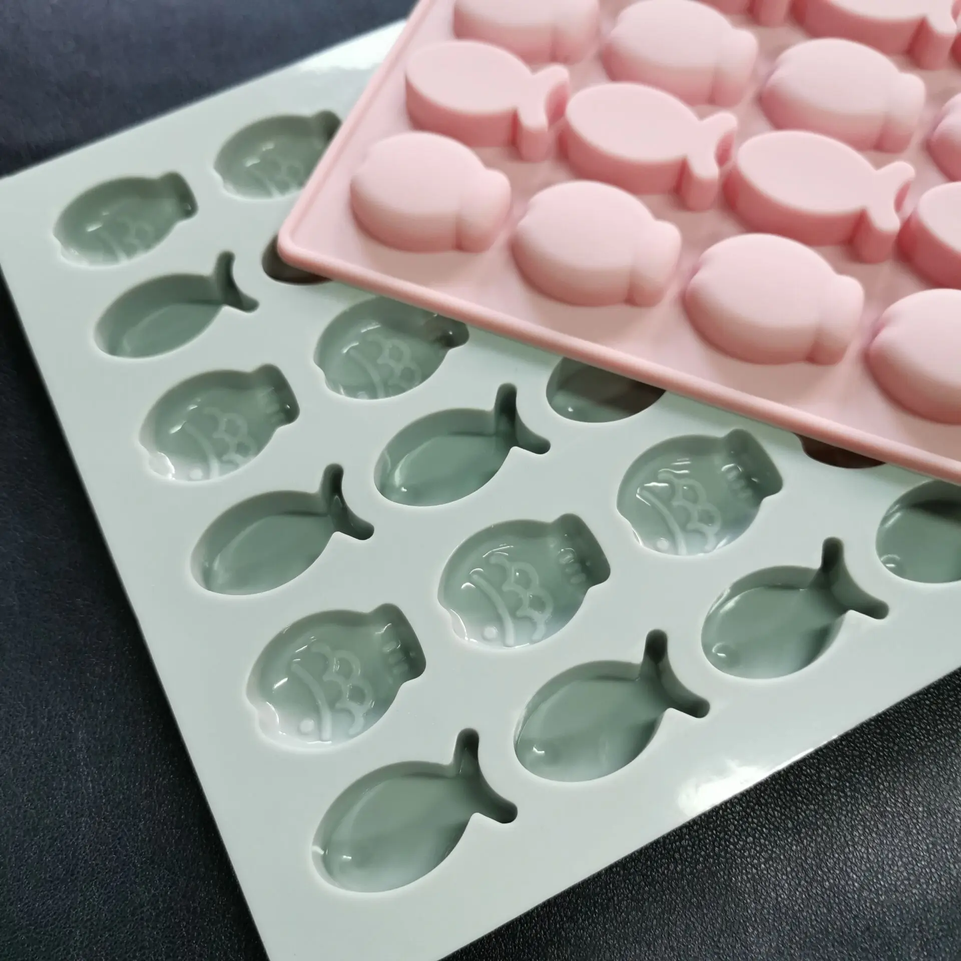 新到货食品级 36 蛀牙最小鱼形果冻糖果模具和硅胶软糖糖果模具
