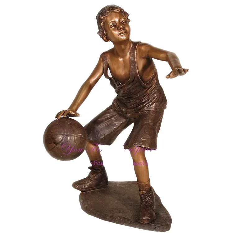 户外花园古色古香的青铜男孩玩篮球雕像