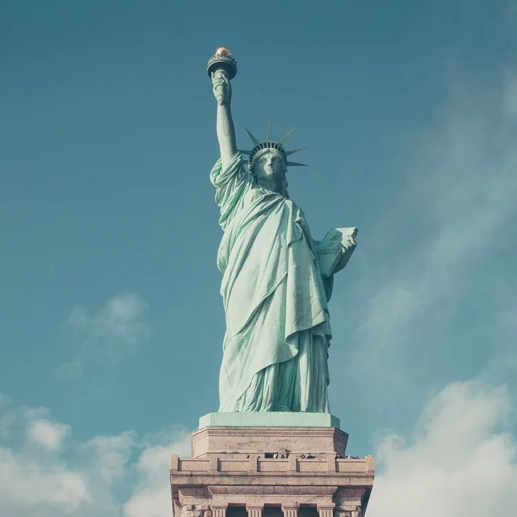 Остров манхэттен статуя свободы. Статуя свободы на острове свободы. Статуя свободы нью-йорк 1912. Гюстав эйфель статуя свободы. Статуя отдам.