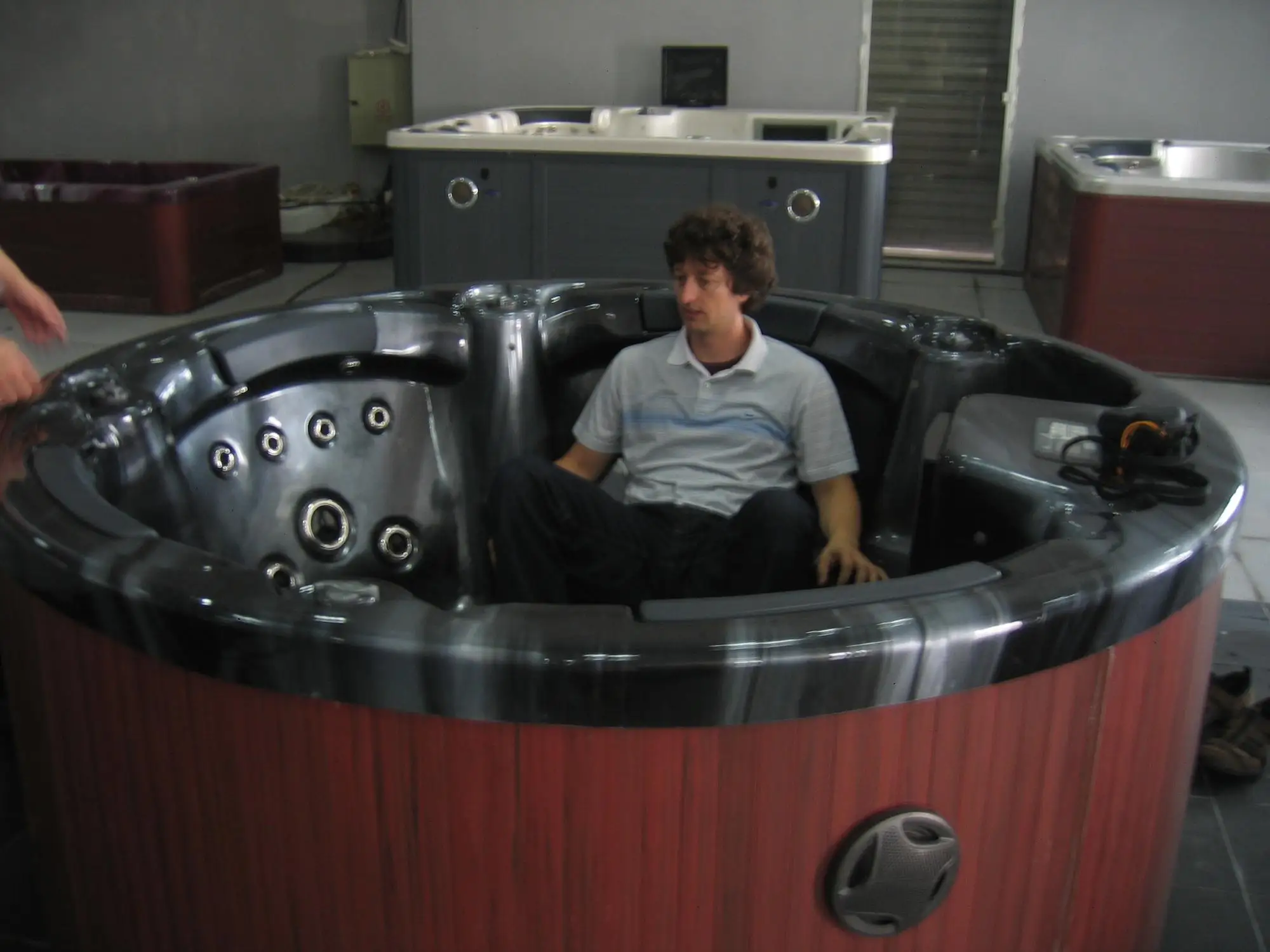 New round hot tub spa with Spacious seats