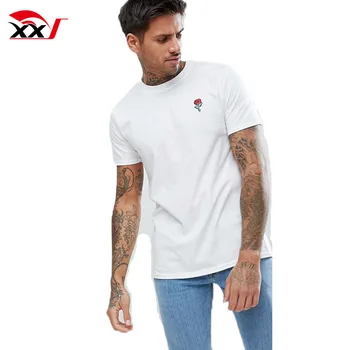 camiseta blanca y rosa
