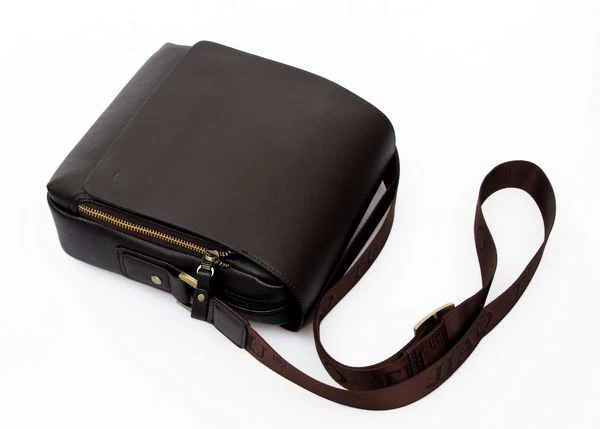 minimalist leather messenger bag