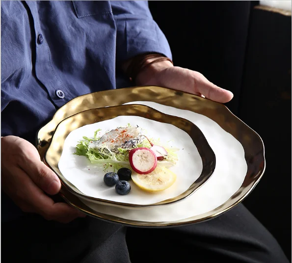 带有浮雕设计的金色镶边陶瓷甜点碟盘