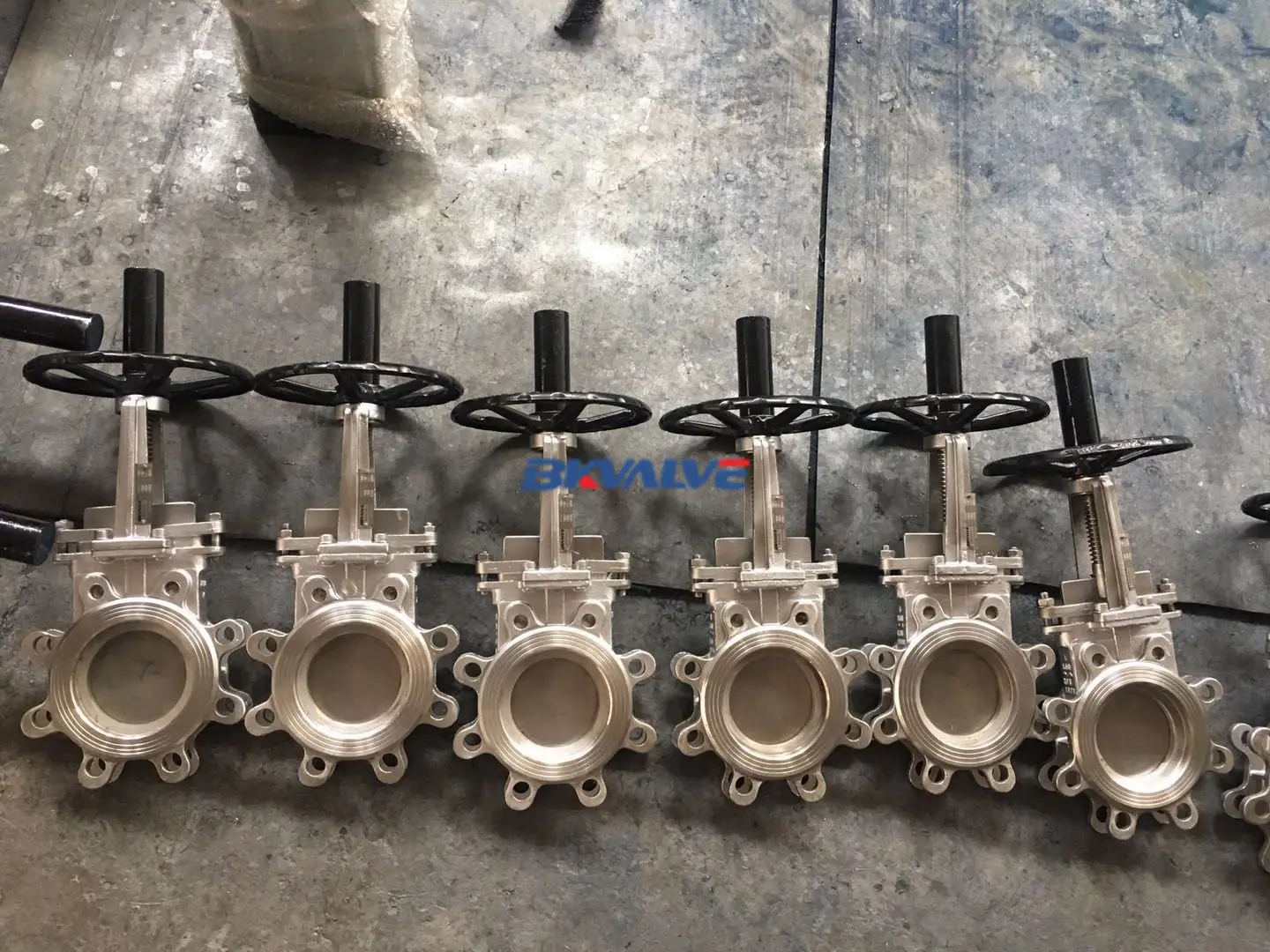 Two way flow DI air actuator operated pneumatic knife gate valve 