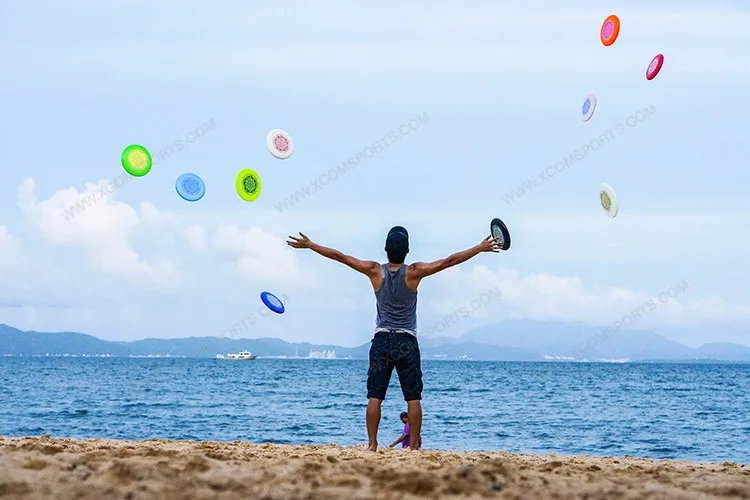 Полет на параплане владивосток. Человек с метлой. След самолета в небе. Полет на параплане втроем с инструктором. Полет на параплане в алуште.