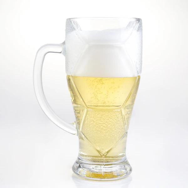 Conception de Football clair machine faite chope &agrave; bi&egrave;re en verre avec poign&eacute;e