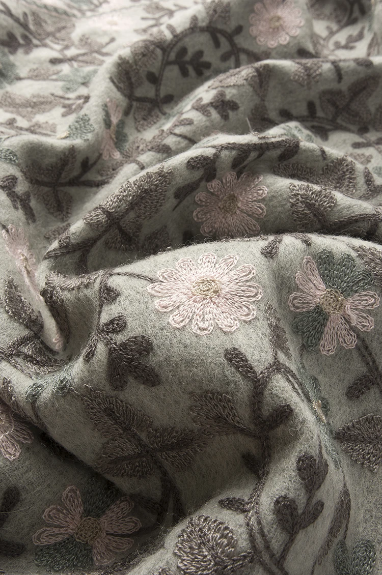 New Arrival Lady Paisley Embroidered Indian Pure Wool Shawls with Tassels