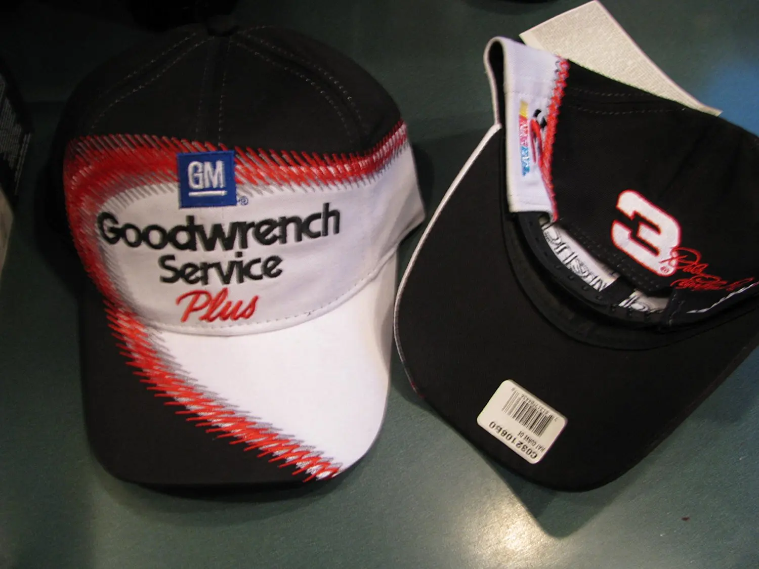 buy dale earnhardt sr 3 last kiss hat earnhardt was wearing this hat when teresa kissed him in his car before the 2001 daytona 500 gm goodwrench service plus black with white buy dale earnhardt sr 3 last kiss hat