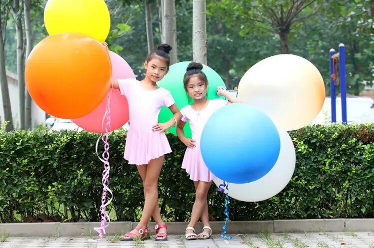 Девушки с шарами видео. Шар гигант 18 дюймов. Воздушные шарики надувать. Шарик воздушный гигант. Девушки надувают воздушные шары.