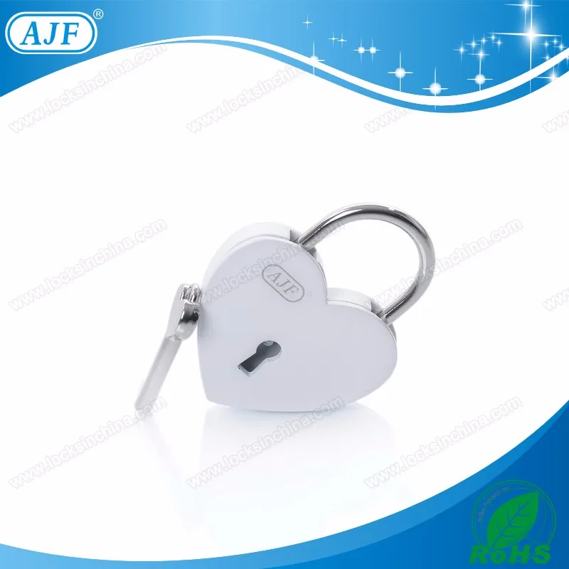 A01-025EWT white heart love lock.jpg