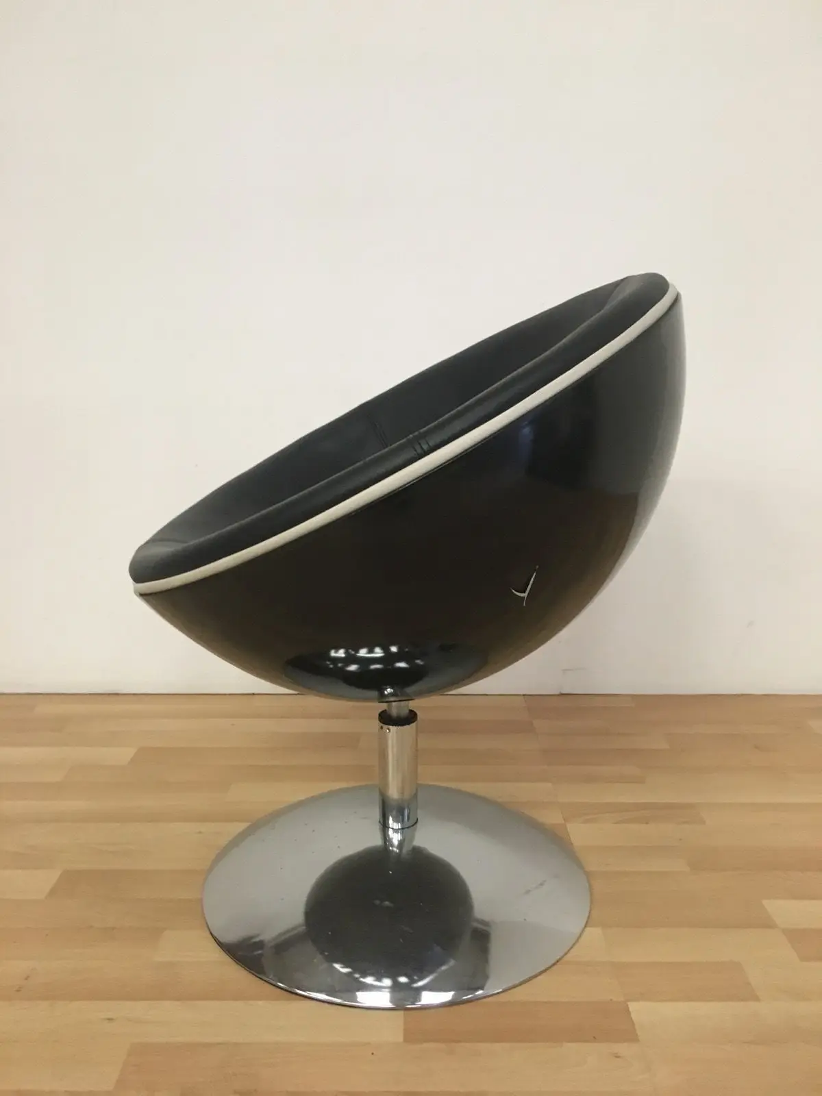 Vintage Retro Mid Century Compact Swivel Half Moon Egg Chair Bar Compact Swivel Half Moon Egg Chair