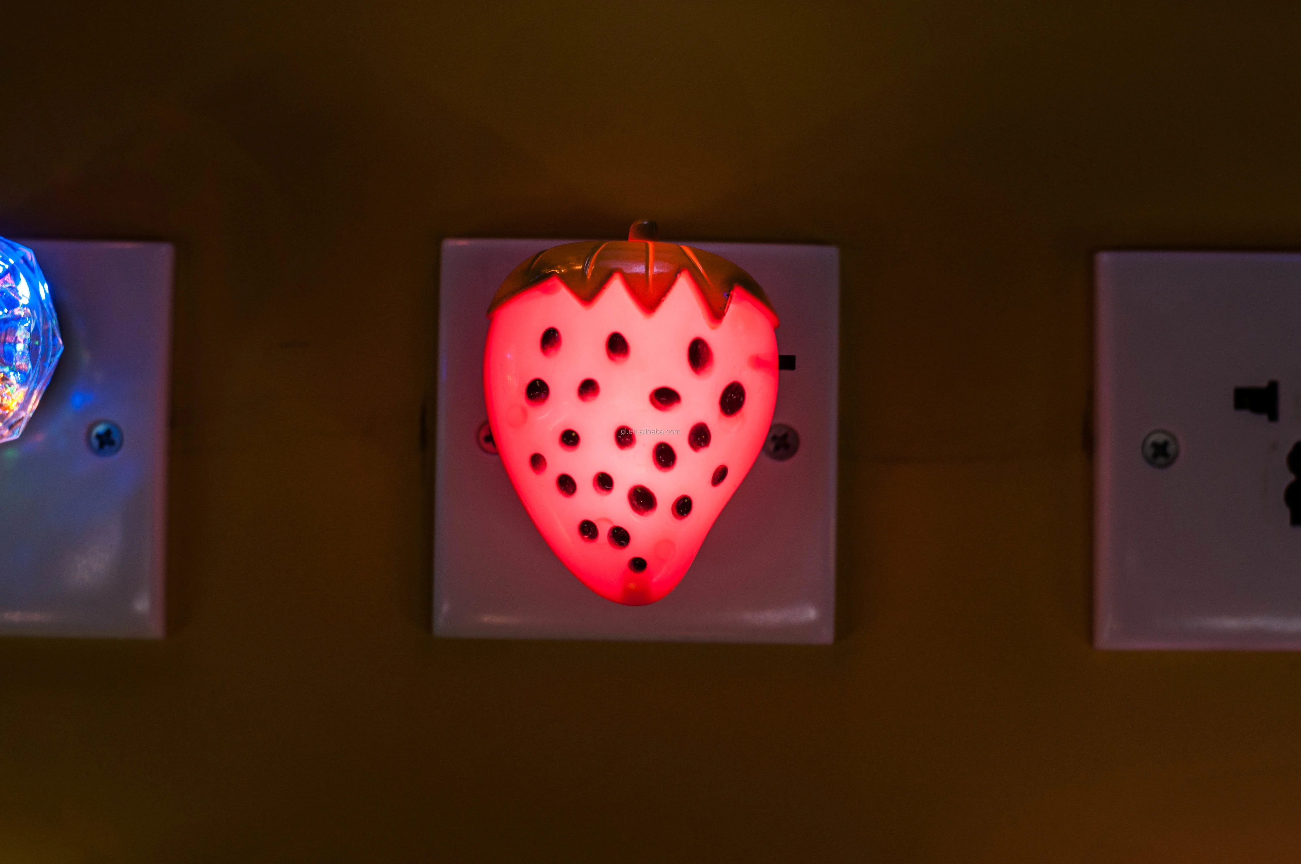 OEM 0.6W and 110V or 220V strawberry fruits shape LED SMD mini switch plug in night light