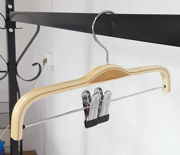 Durable Laminated Wooden Hangers Clothes With Metal Clips For Pants
