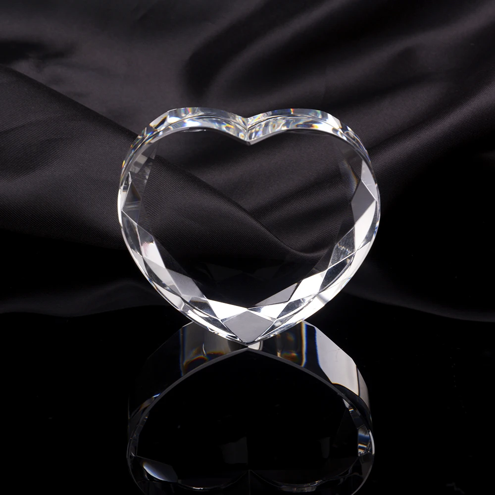 Crystal Heart: Hãy chiêm ngưỡng một tác phẩm nghệ thuật đầy độc đáo và thanh lịch với chiếc trái tim ngọc trai lấp lánh như pha lê. Bức ảnh này chắc chắn sẽ làm bạn say đắm ngay từ cái nhìn đầu tiên.