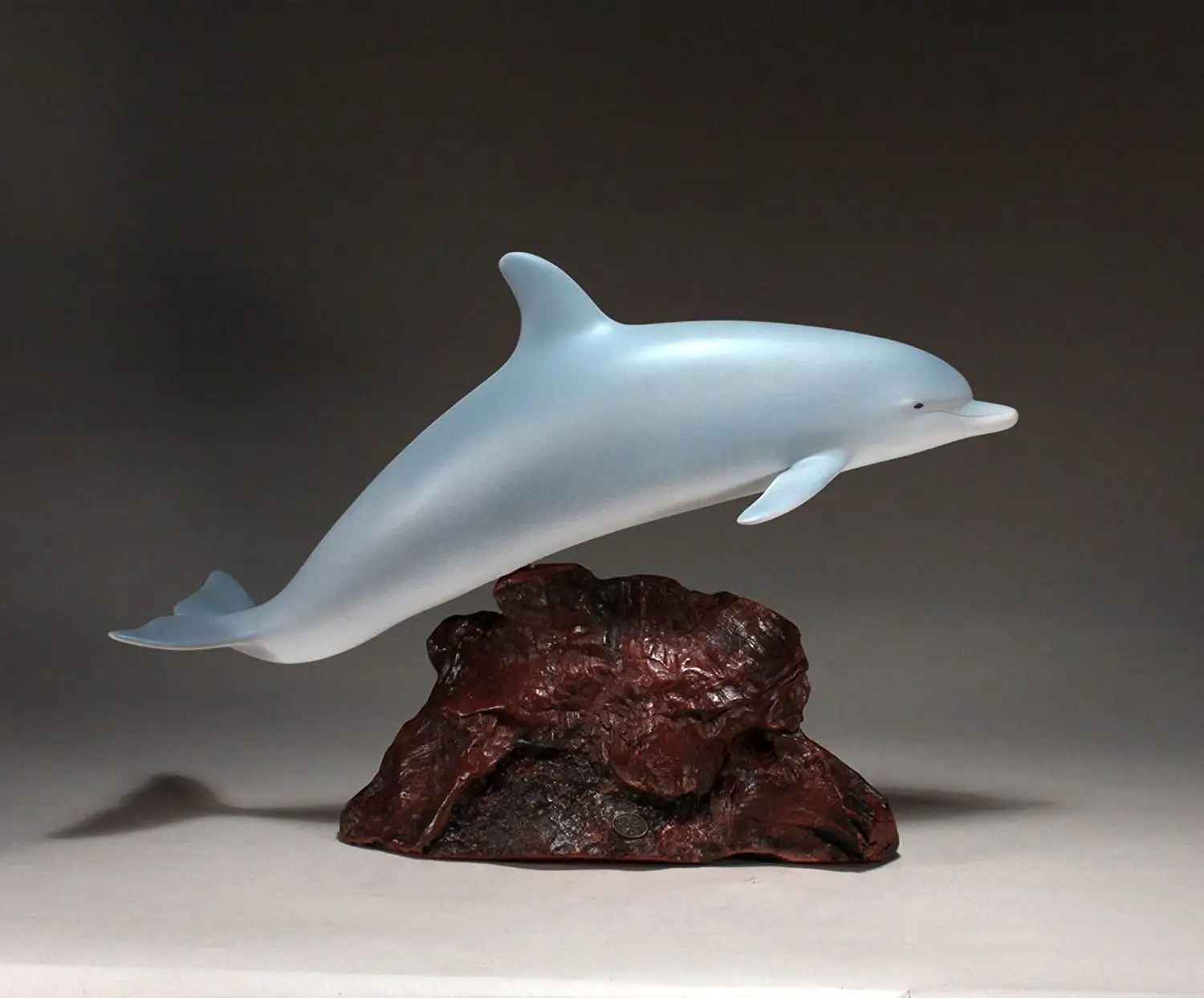 Дельфин статуя